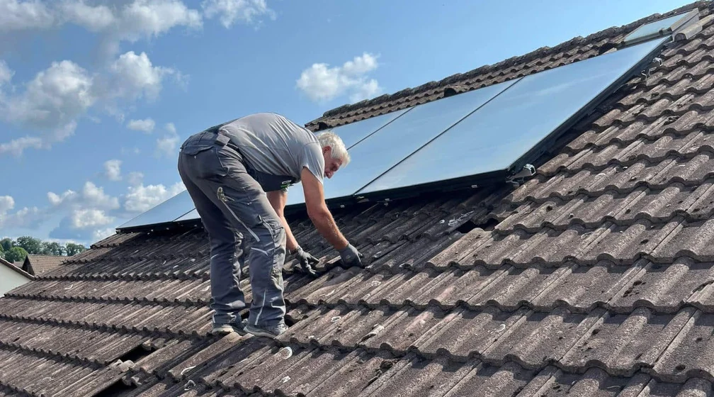 Installation of a solar thermal system on the roof